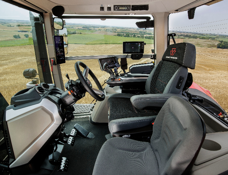 SPACIOUS CAB COMBINES COMFORT, ERGONOMICS AND CONNECTIVITY 